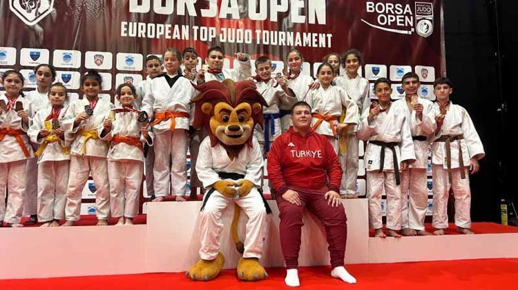 BU SALONDAN YAKLAŞIK 40 MİLLİ SPORCU ÇIKTI