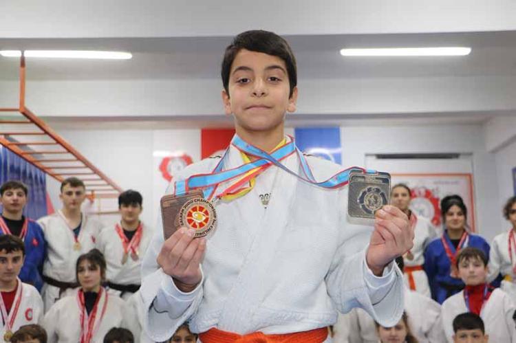 BAYRAĞIMIZI DALGALANDIRMAK İSTİYORUM