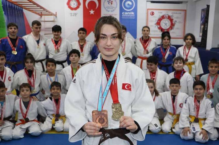 HEDEFİM AVRUPA’DA İSTİKLAL MARŞIMIZI OKUTMAK