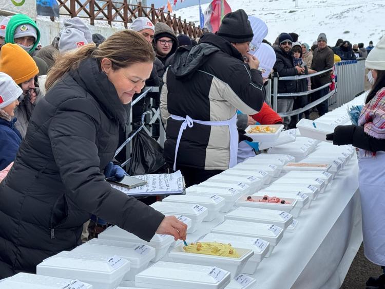 ‘DÜNYA REKORU ORDU’DA KIRILDI’