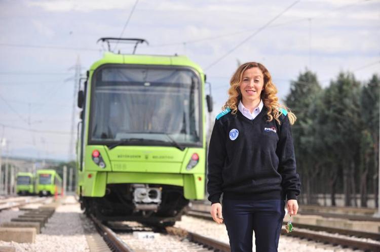 ÇOK DİKKATLERİNİ ÇEKİYOR