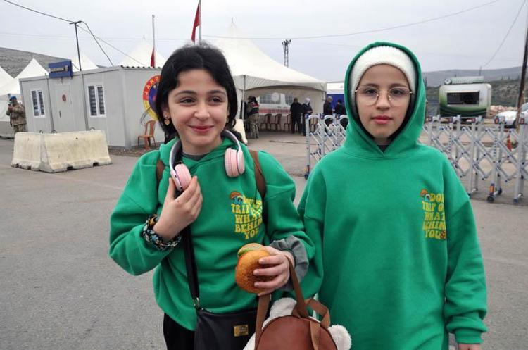 2 KARDEŞ AKRABALARIYLA KUCAKLAŞACAK