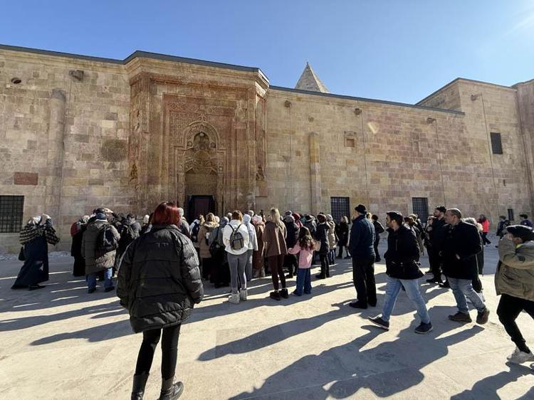 CANLI CANLI GÖRMEK BAŞKA