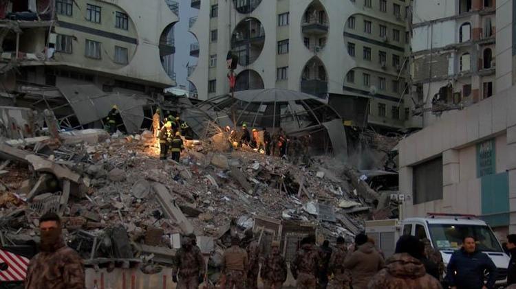 GALERİA SİTESİNDE 4 SANIĞA 17 YIL 6ŞAR AY HAPİS