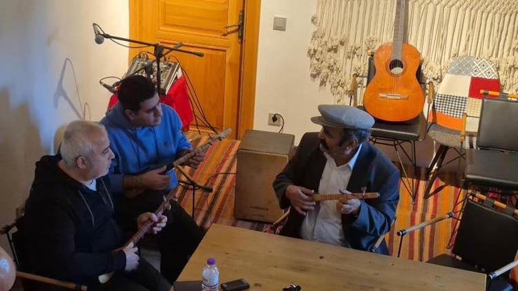 ‘ALİ ULUTAŞ’TAN ÜÇ TELLİ KONUSUNDA ÖĞRENİLEBİLECEK ÇOK ŞEY VAR’