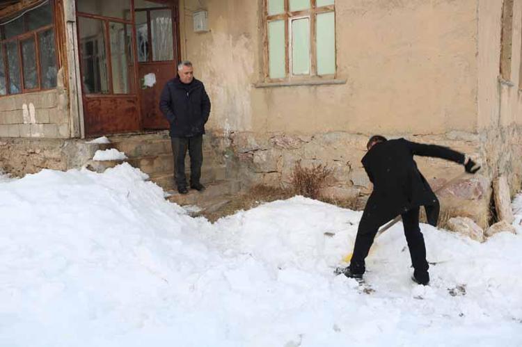 ‘KURTLARDAN DOLAYI EVDEN ÇIKAMIYORUM’