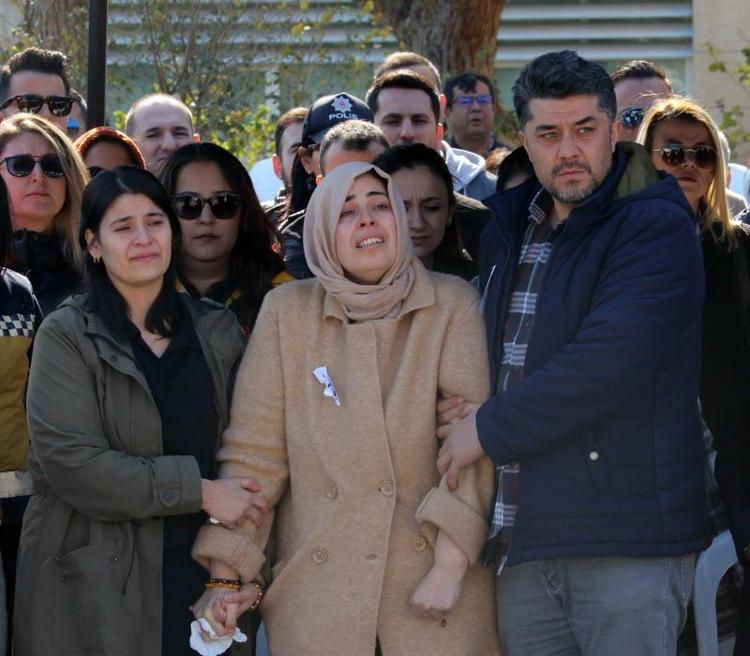 KIZI AYAKTA DURMAKTA ZORLUK ÇEKTİ, ABLASI GÖZYAŞLARINI TUTAMADI