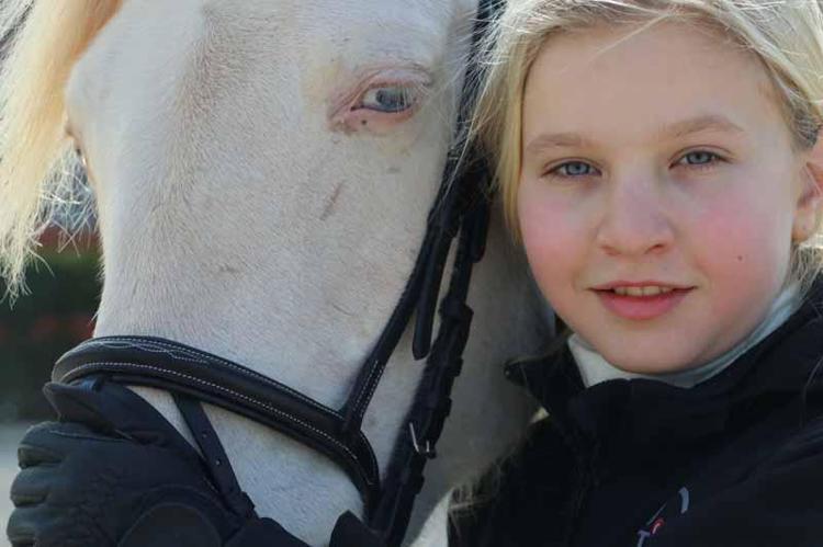 ATINLA ÇOK BENZİYORSUN, İKİZİN DİYORLAR