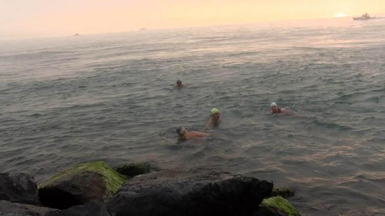 BÜYÜKÇEKMECE SAHİLİNDE YÜZDÜ