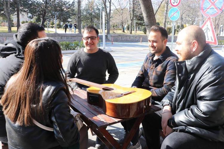 ‘SES BENİM İÇİN ASLINDA SİZİN GÖZÜNÜZ’