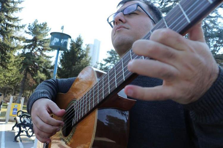 TÜM HAYATIMI MÜZİĞE YÖNLENDİRDİM