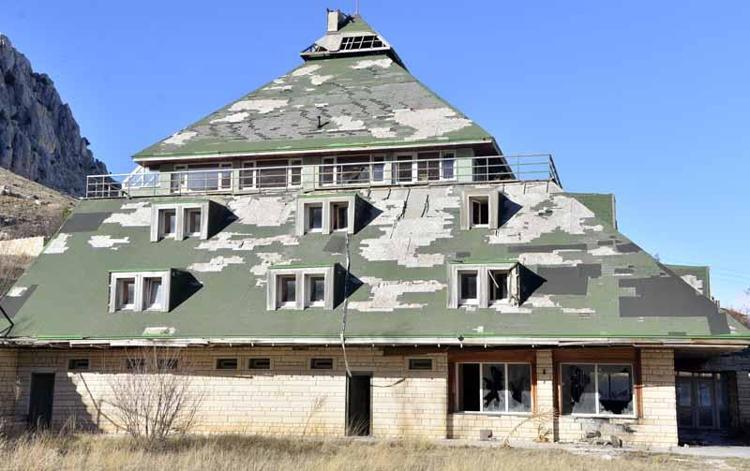 VALİ GİTTİ, OTEL UNUTULDU