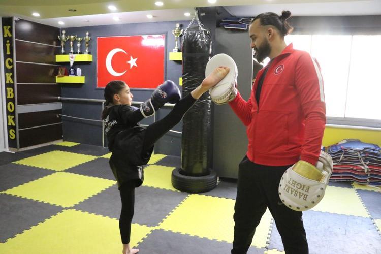 ‘KIZ ÇOCUKLARININ SAVUNMA SPORLARINA 11-12 YAŞLARINDA BAŞLAMASINI TAVSİYE EDERİM’
