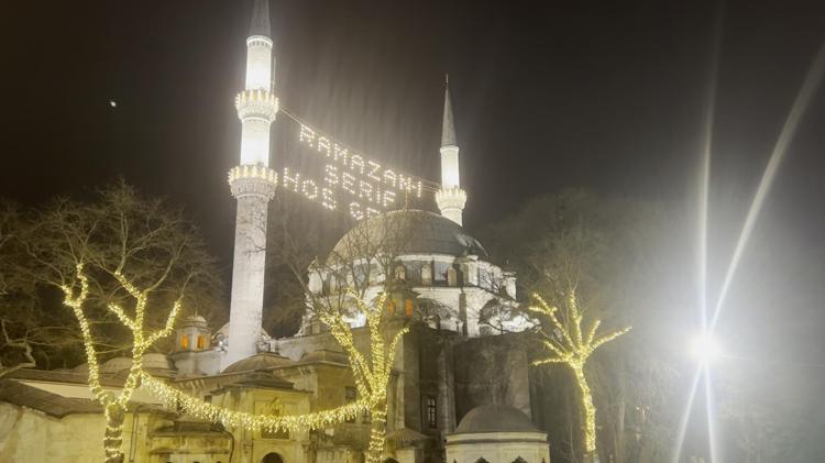 İÇERİDE ÇOK YOĞUN BİR KALABALIK VAR, BEKLEMEK ZORUNDAYIZ