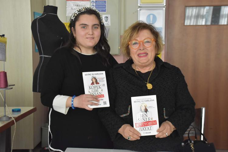 HER GÜN BİR ŞİİR YAZIYOR