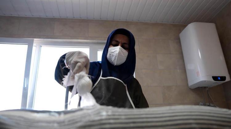 O BEBEKLERİ SEVEREK, ÖPEREK YIKIYORUZ