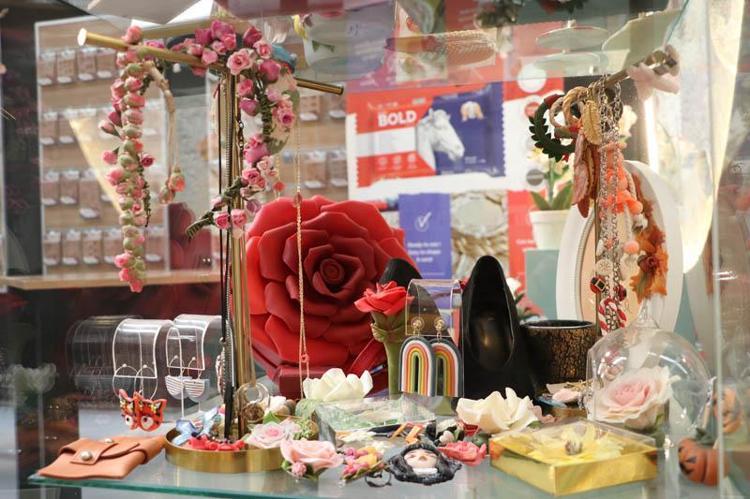 KADIN İSTERSE HER ŞEYİ BAŞARIR