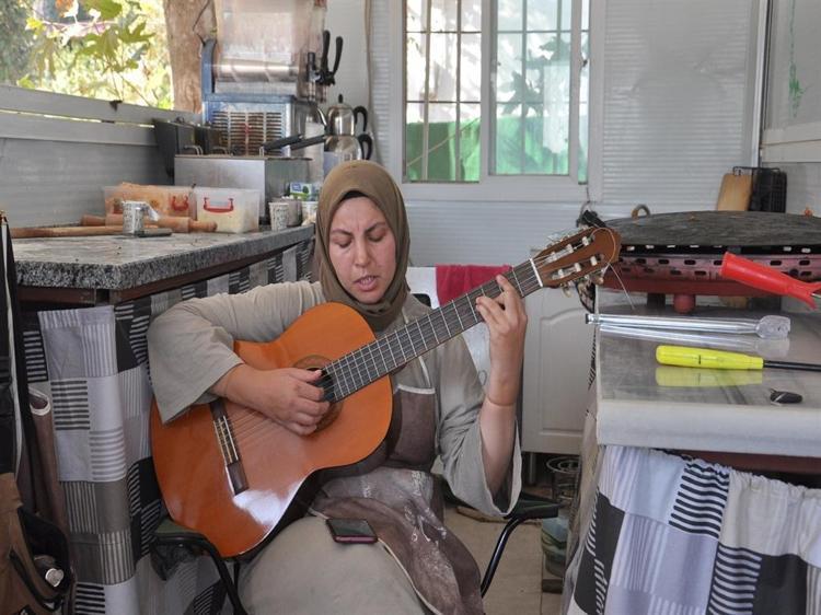 MÜZİKTEN HİÇ KOPMADI