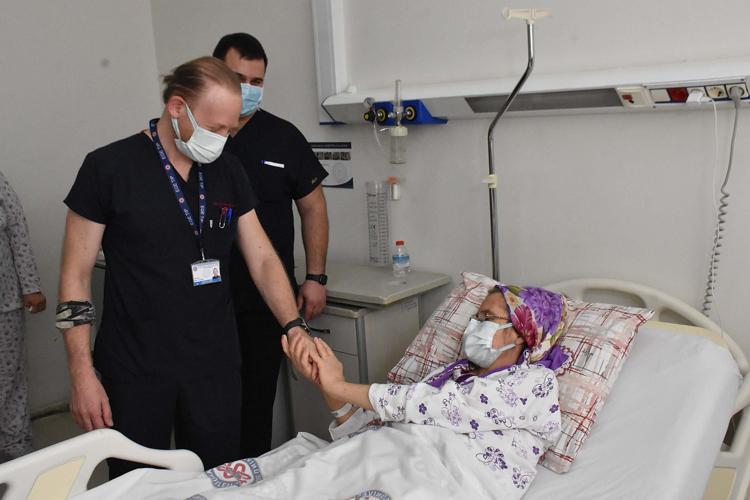 Vatandaşların organ nakli konusunda kaygılı olmasına gerek olmadığını vurgulayan Dr. Göktepe, şunları söyledi: