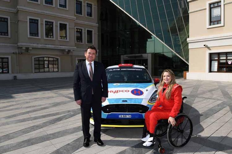 ŞAMPİYONADA YARIŞACAĞI ARAÇLA BELEDİYE BİNASINA GELDİ