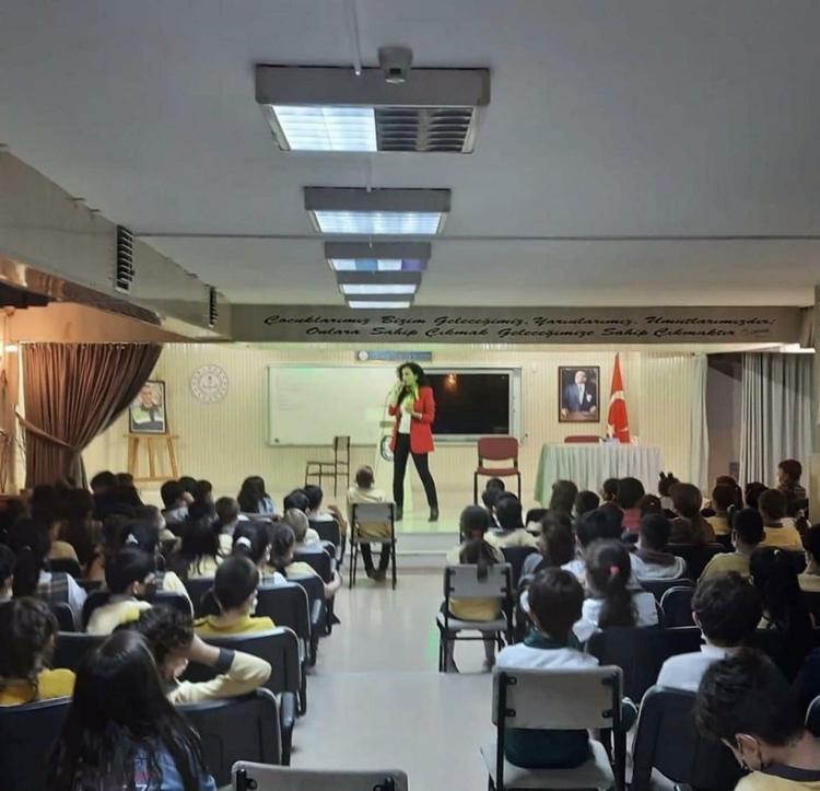 ÇOCUK KAHRAMANLA ÖZDEŞLEŞEREK KENDİNİ GÜÇLÜ HİSSEDİYOR