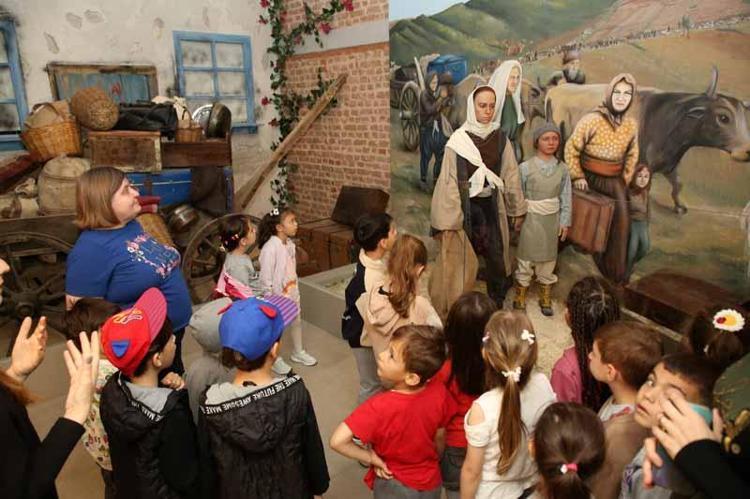 ‘HEM EDEBİYATA HEM DE SANATA EV SAHİPLİĞİ YAPIYORUZ’