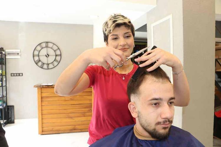 ‘ERKEKLERİN SAÇLARI DAHA KOLAY’