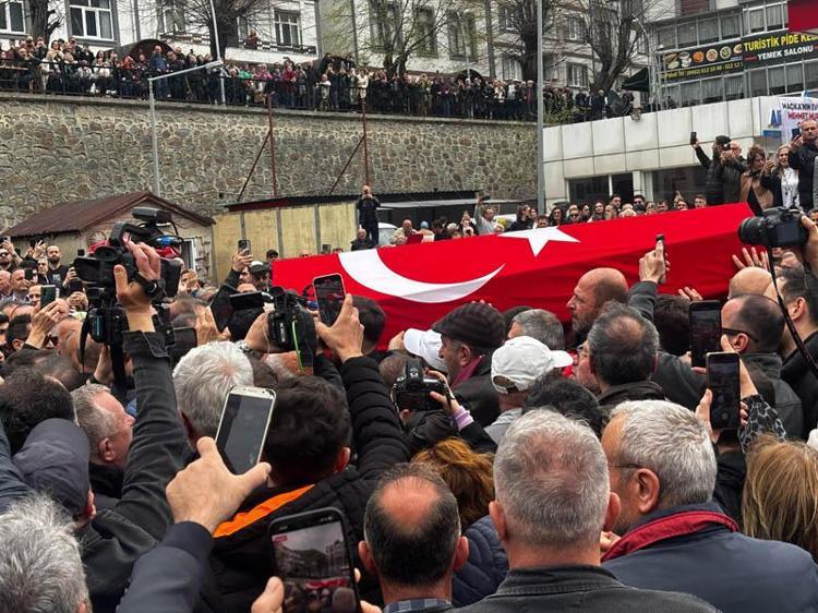 BABASININ MEZARINA YATTI, AĞLADI, ŞARKILAR SÖYLEDİ
