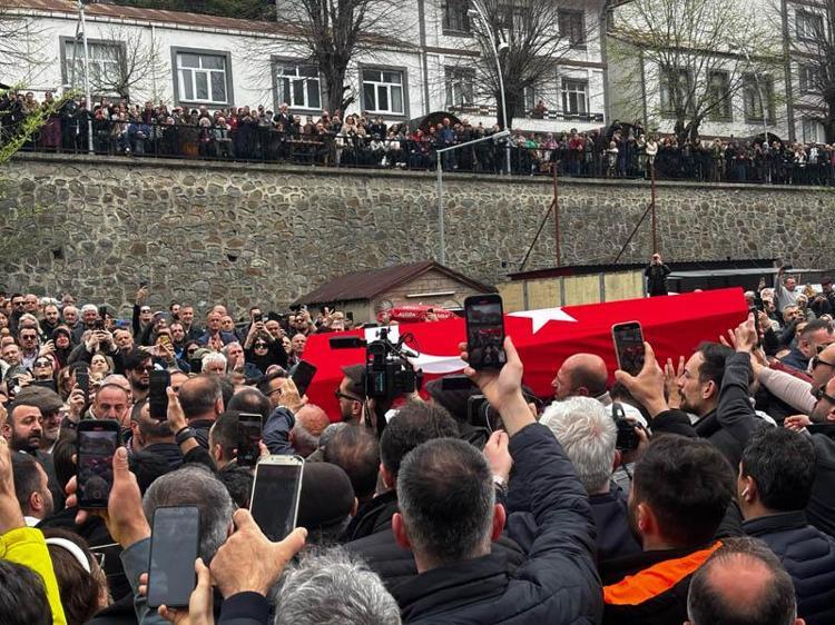 HERKESİN KALBİNDEN BİR PARÇA EKSİLDİ