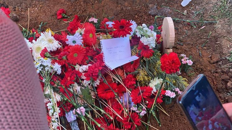 KABRİ ÇİÇEKLERLE DONATILDI