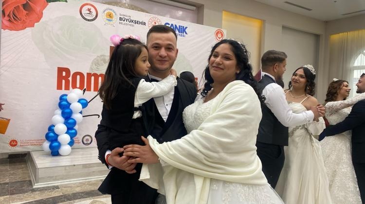 ÇİFTLERİN NİKAH ŞAHİTLİĞİNİ VALİ VE KAYMAKAM YAPTI