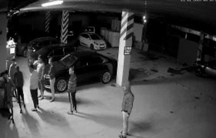 MÜŞTERİLERİ UYANDIRMAK YERİNE OTOPARKA KOŞTULAR