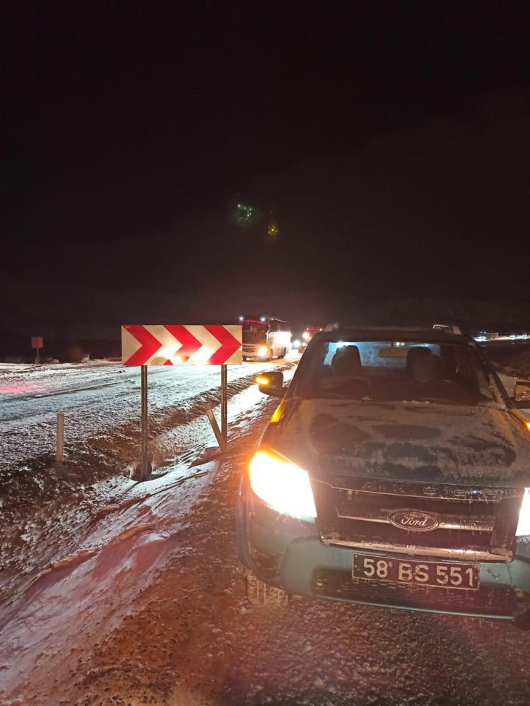 YOLDA KALAN ARAÇLAR KURTARILDI