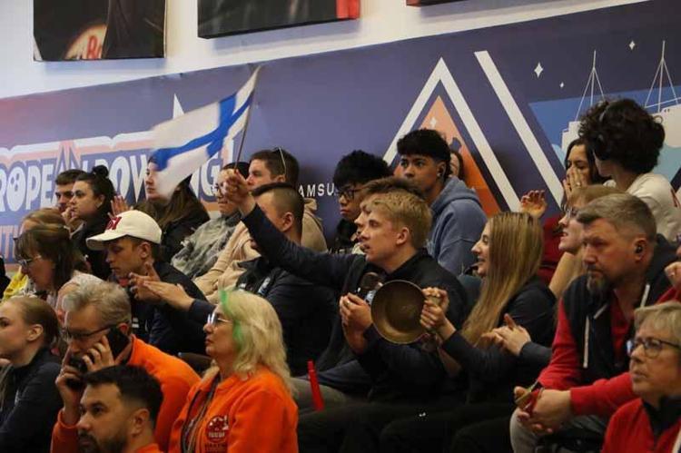 NORVEÇLİ KIZLAR ALTIN VE BRONZ MADALYA KAZANDI