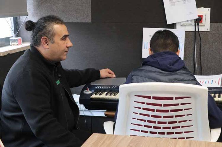 100 ÖĞRENCİDEN 5 TANESİYLE MÜZİKAL İLİŞKİ KURABİLİYORSAK MUTLU OLUYORUZ