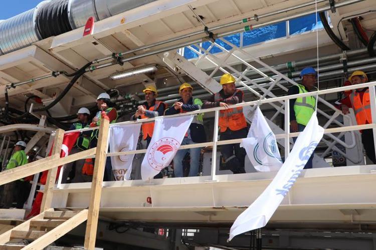 2 BİN 500 TON AĞIRLIĞA SAHİP DELME MAKİNASIYLA KAZIYA BAŞLANDI