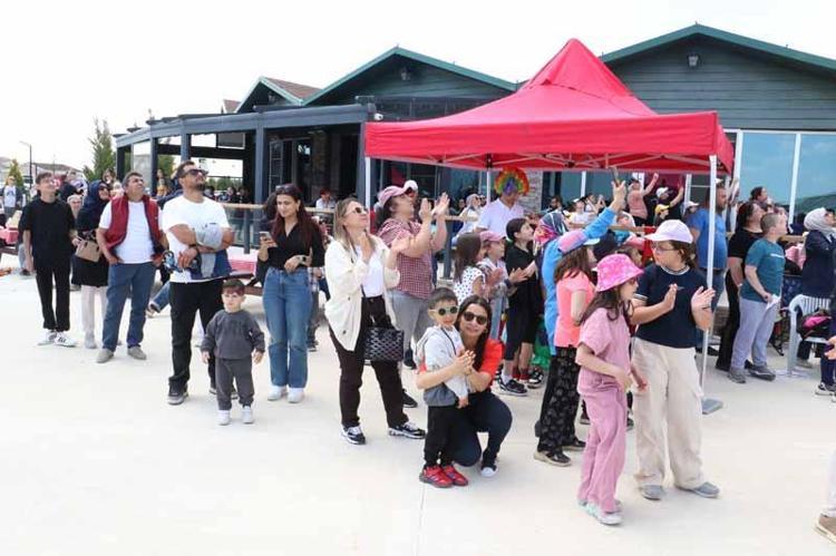 ÖLEN PİLOTUN ÇOCUKLARI UNUTULMADI