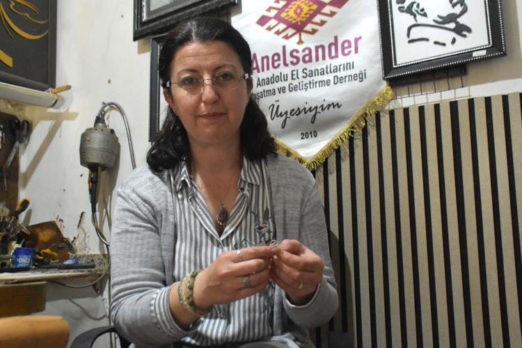 KENDİNE HAS MOTİFLERİ, DÜĞÜMLERİ VAR