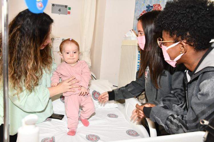 TOPAL VE DEMİREL ÇOCUKLARI SEVİNDİRDİ