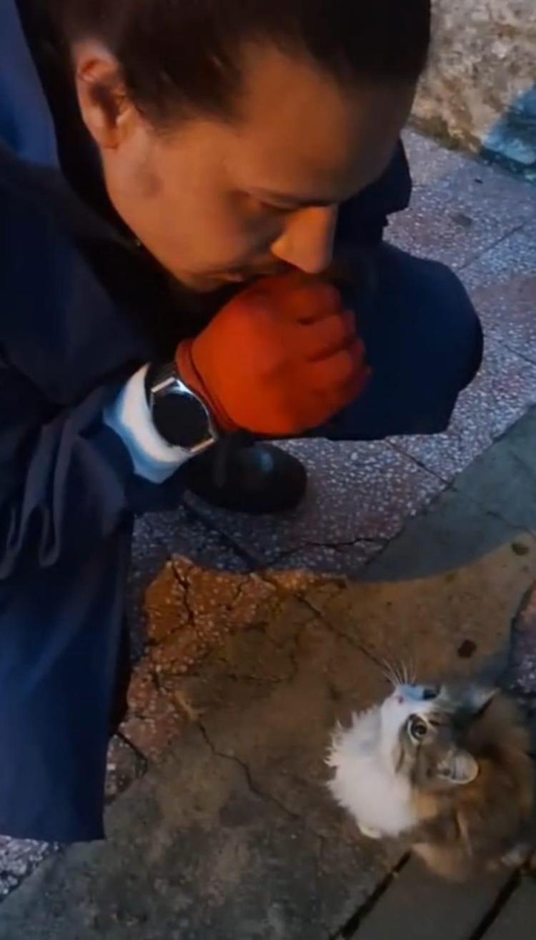 İTFAİYE ERİ, YAVRU KEDİYE KALP MASAJI VE SUNİ TENEFFÜS YAPTI; KURTARILAMADI