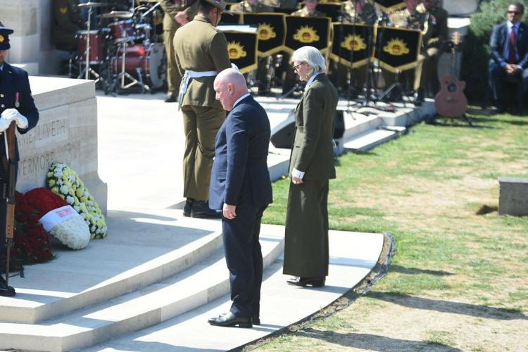 BAYRAKLAR GÖNDERE ÇEKİLDİ