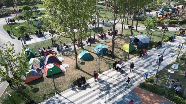 4 KİŞİ ARABANIN İÇİNDE YAŞIYORUZ