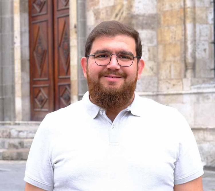 AZİZİYE’Yİ KAPISINDAN BÜYÜK PENCERELERİ AYDINLATIYOR