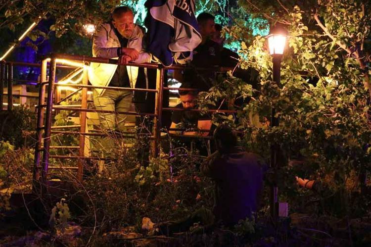 KARDEŞİNE TEPKİ GÖSTERDİ