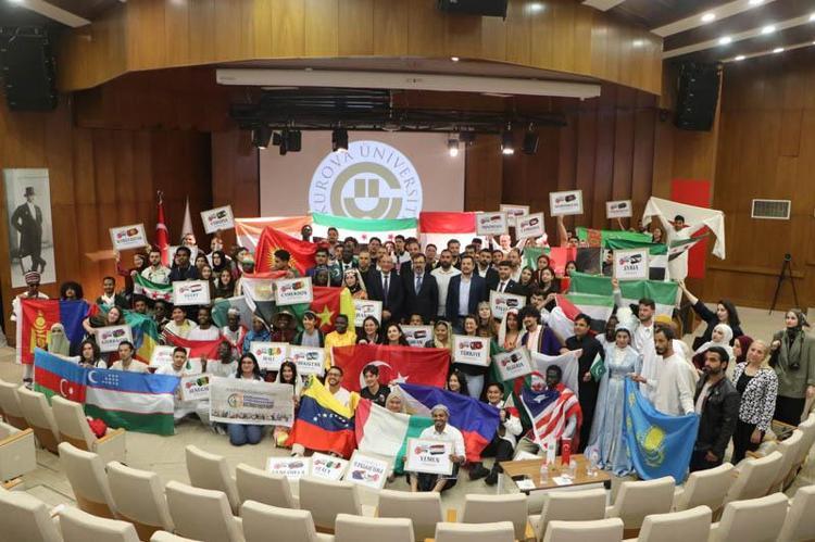 İSTİKLAL MARŞINI ELLERİNİ KALPLERİNE GÖTÜREREK OKUDULAR