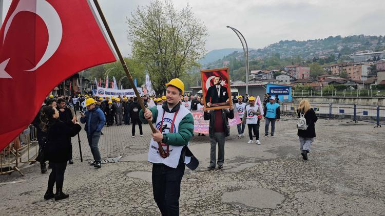 MADENCİLER BARETLERİNİ YERE VURDU