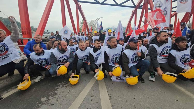 EMEKLİ KADIN, TEKERLEKLİ SANDALYESİYLE GELDİ