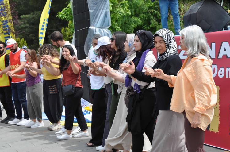 ŞIRNAK VE SİİRT’TE SENDİKALARDAN KORTEJ YÜRÜYÜŞÜ