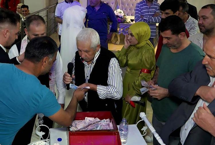 DAVETLİLERLE ŞAKALAŞTI, ÇİFTE SU İKRAM ETTİ