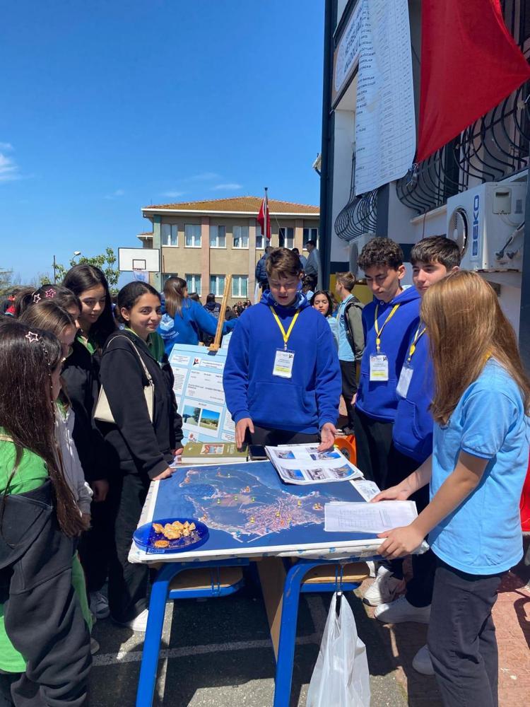 ÖĞRENCİLERİMİZİ ARAŞTIRMAYA TEŞVİK ETMEYİ AMAÇLIYORUZ